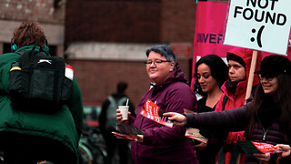 Breakfast club on the picket lines: students bring strikers provisions in support of UCU 