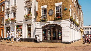 Cambridge study finds students learn better with notes than AI