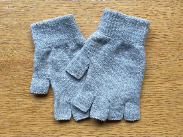 'Knick-knacks': Fingerless gloves
