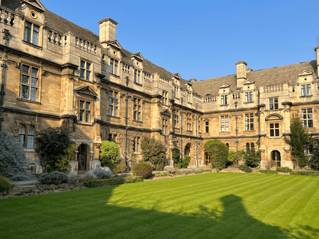 Oxbridge tutoring: the insiders’ perspectives