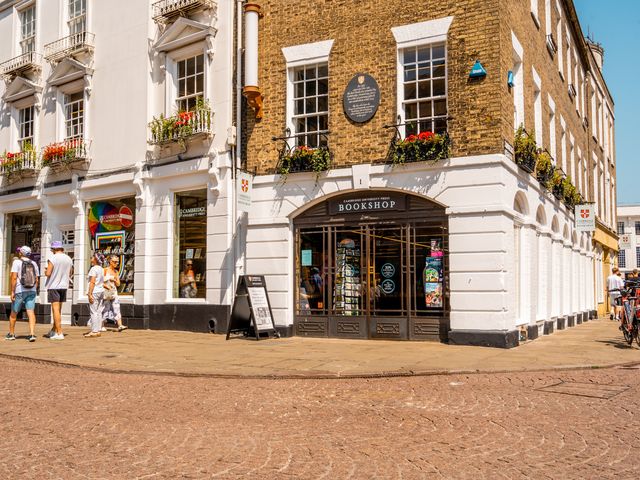 Cambridge study finds students learn better with notes than AI